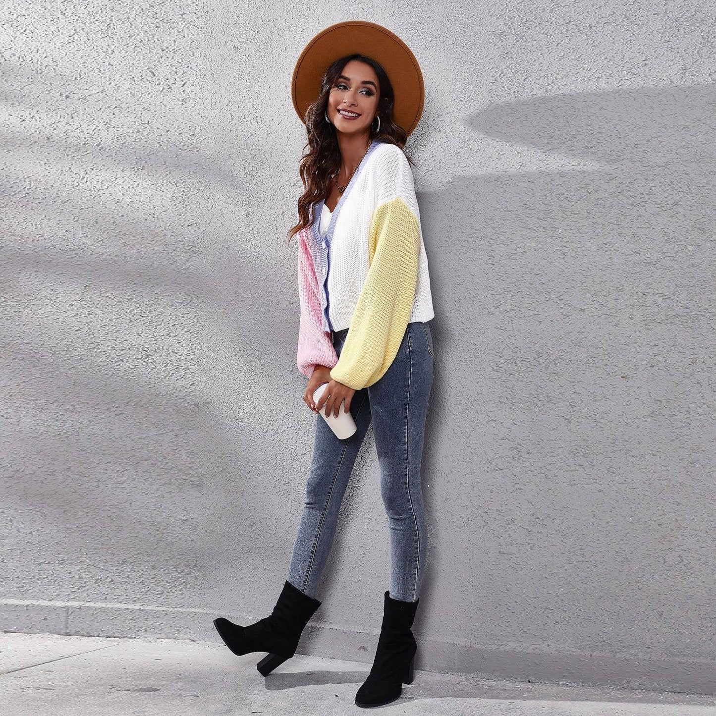 Knitted cardigan with colored lantern sleeves