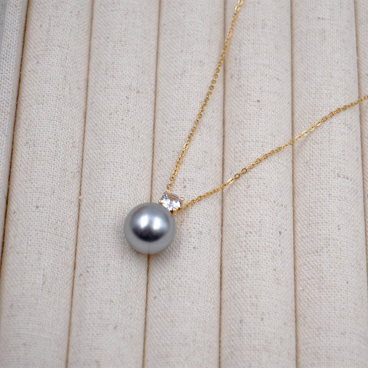 DELICATE AND SWEET PEARL NECKLACE AND EARRINGS SET