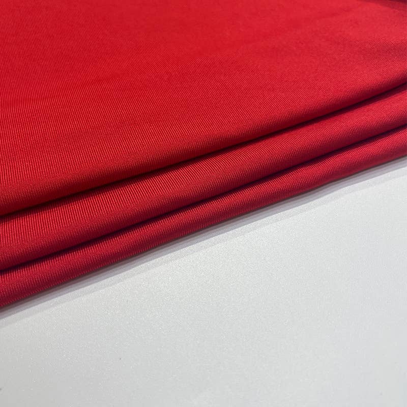 Figure-hugging slit dress with a sense of design