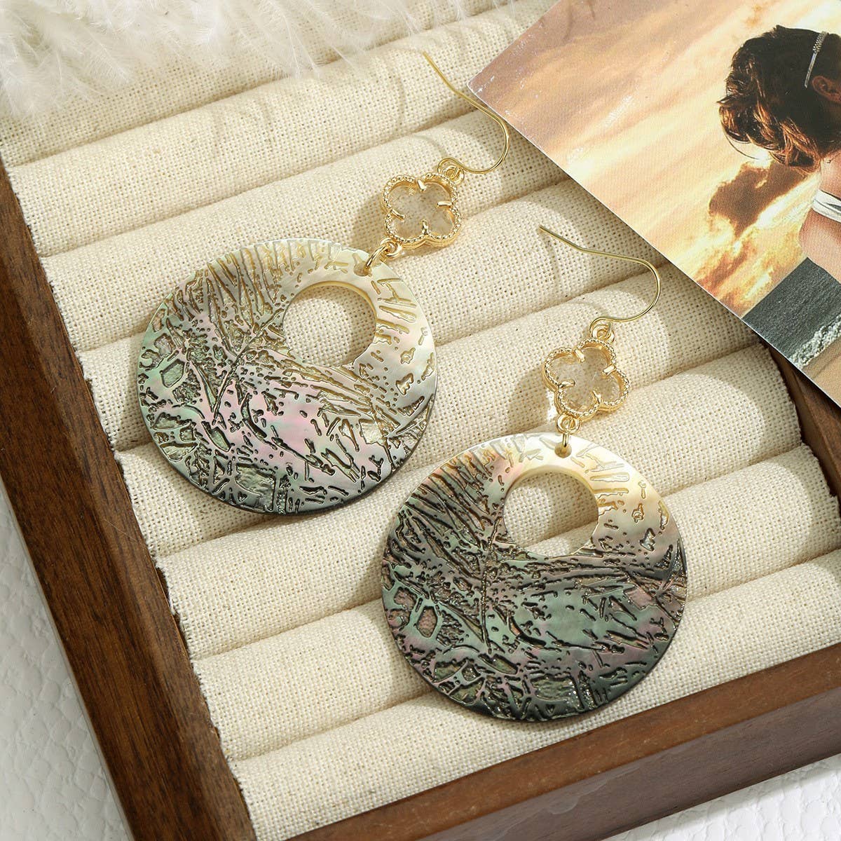 FASHION HOLLOW BLACK SHELL CARVED EARRINGS_CWMM4263