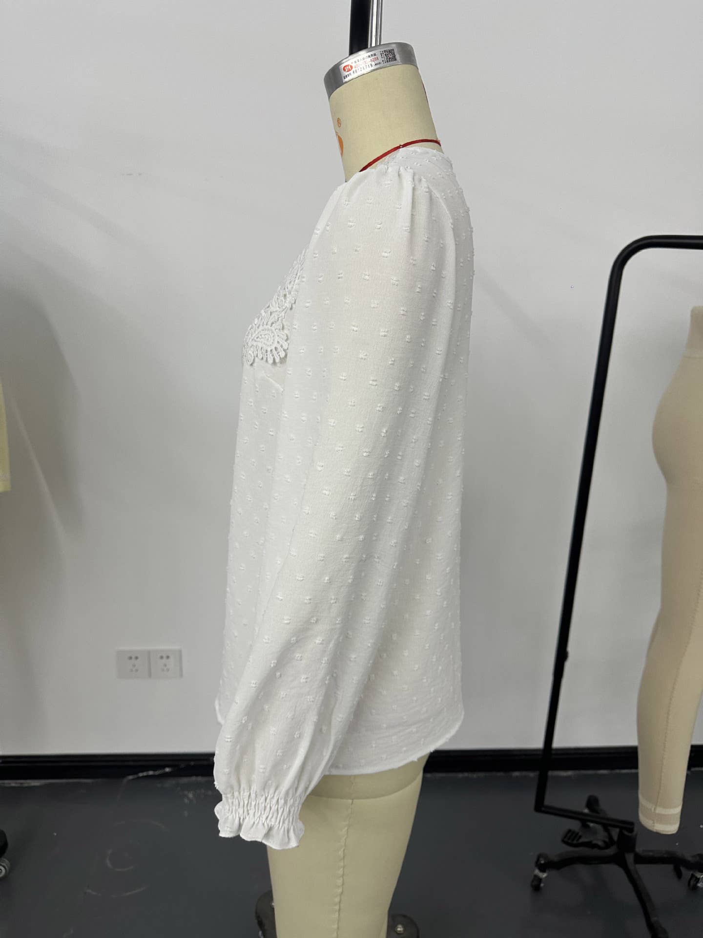 V-neck lace solid-color long-sleeved T-shirt