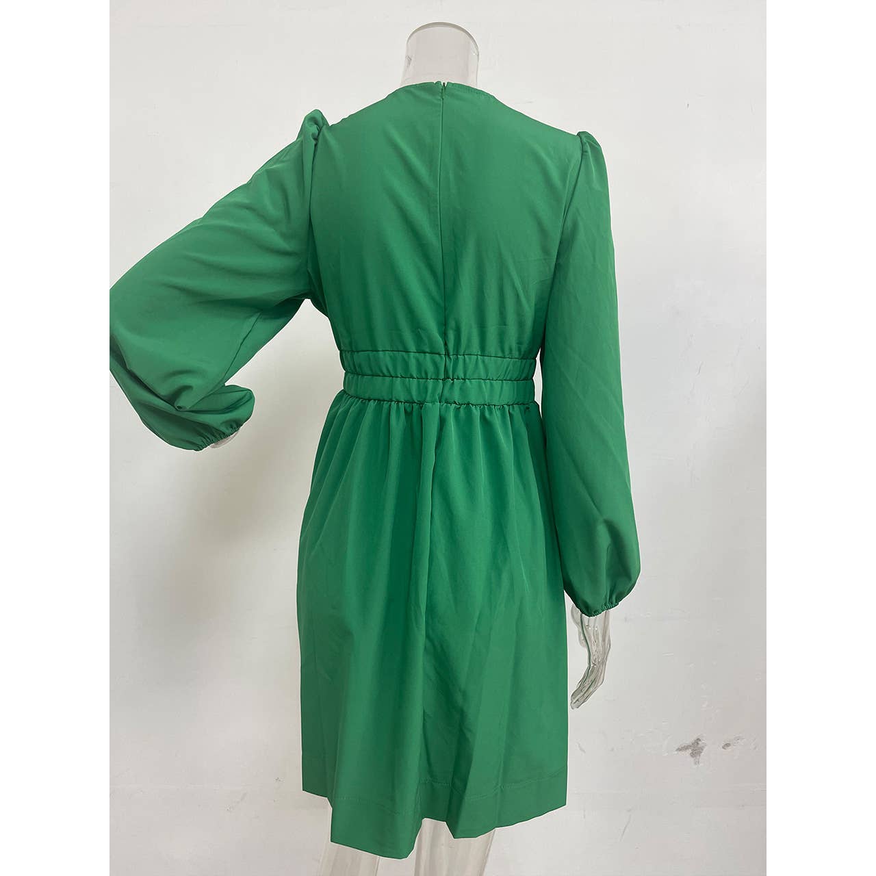 Solid-color deep V-shaped cinched waist dress