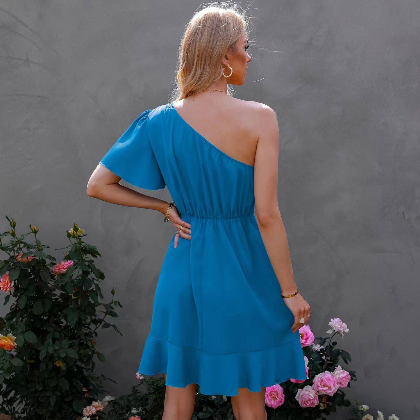 Ruffled dress with sloping shoulders