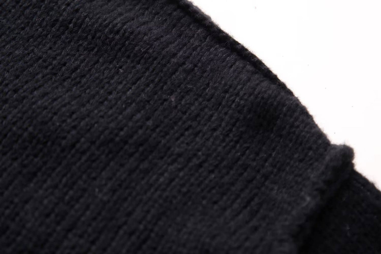 Simple and thin round-neck knitted sweater