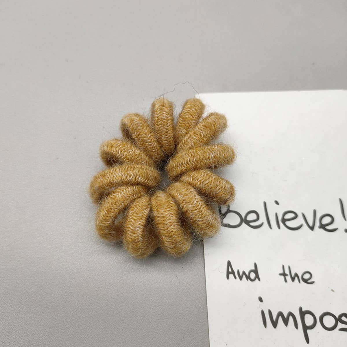 VERSATILE AND REFRESHING KNITTED HAIR TIE