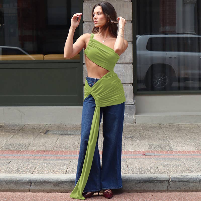 One-shoulder ribbon dress covers the buttocks