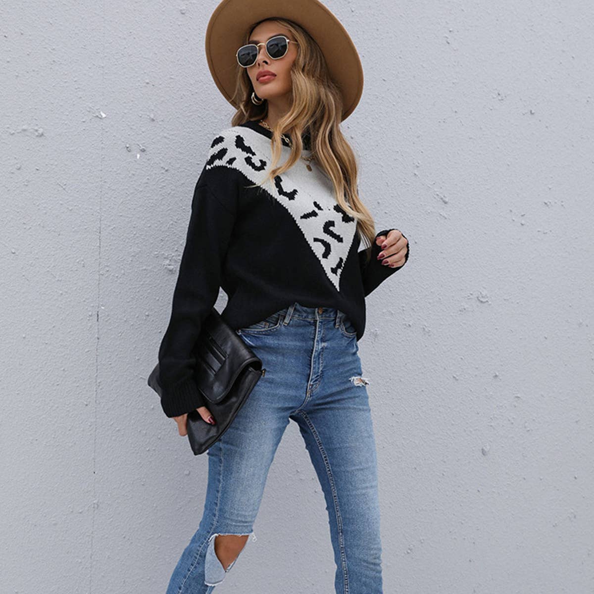 Leopard print sweater with long sleeves