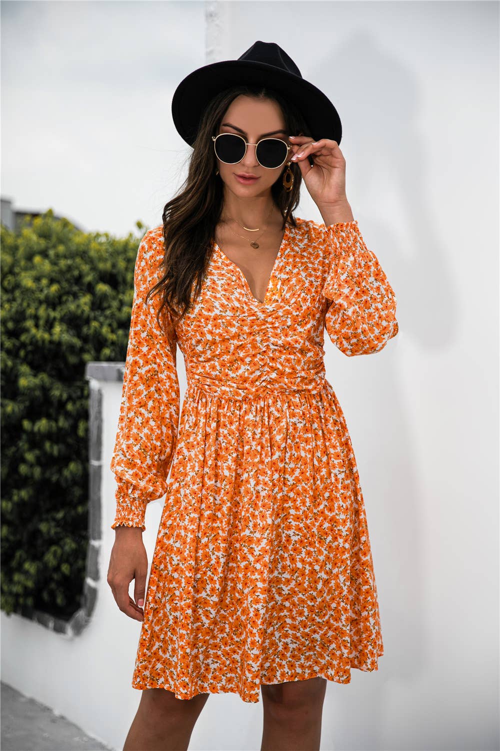 V-NECK LONG-SLEEVED PINCHED WAIST SHORT DRESS