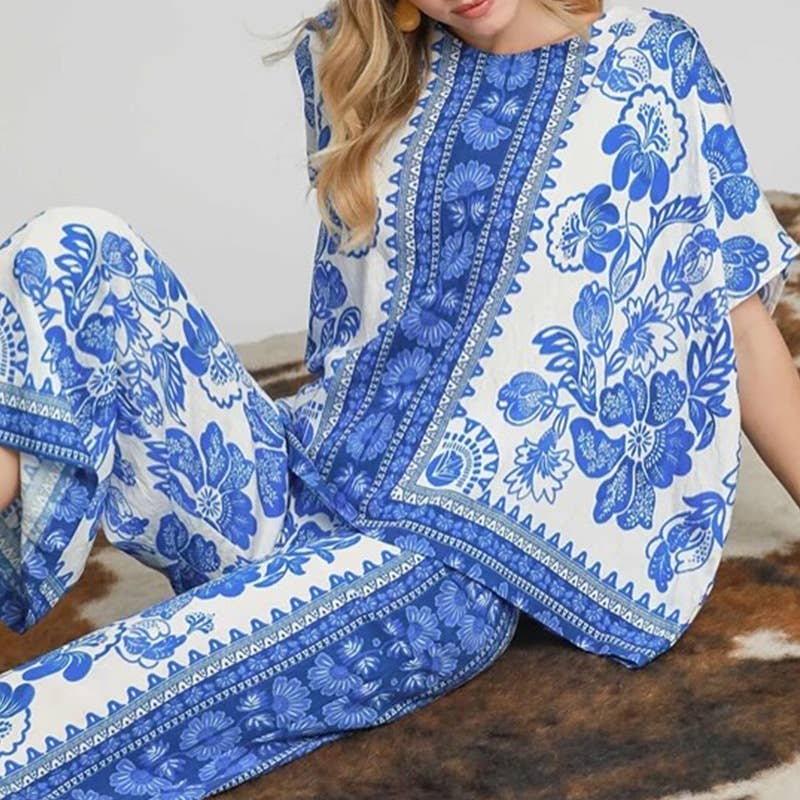 A two-piece set with floral prints middle sleeve