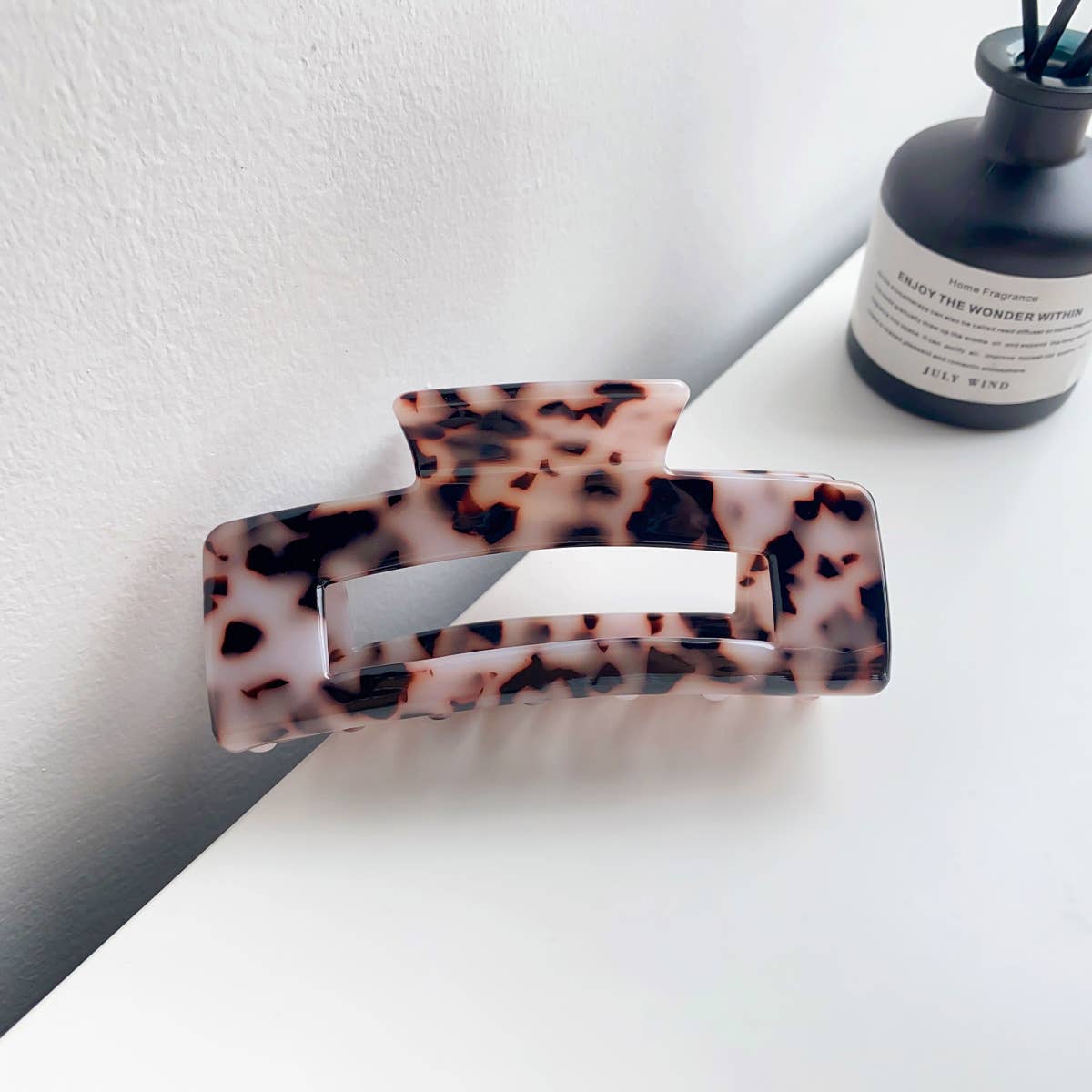 Retro and high-end acetate leopard hair clippers