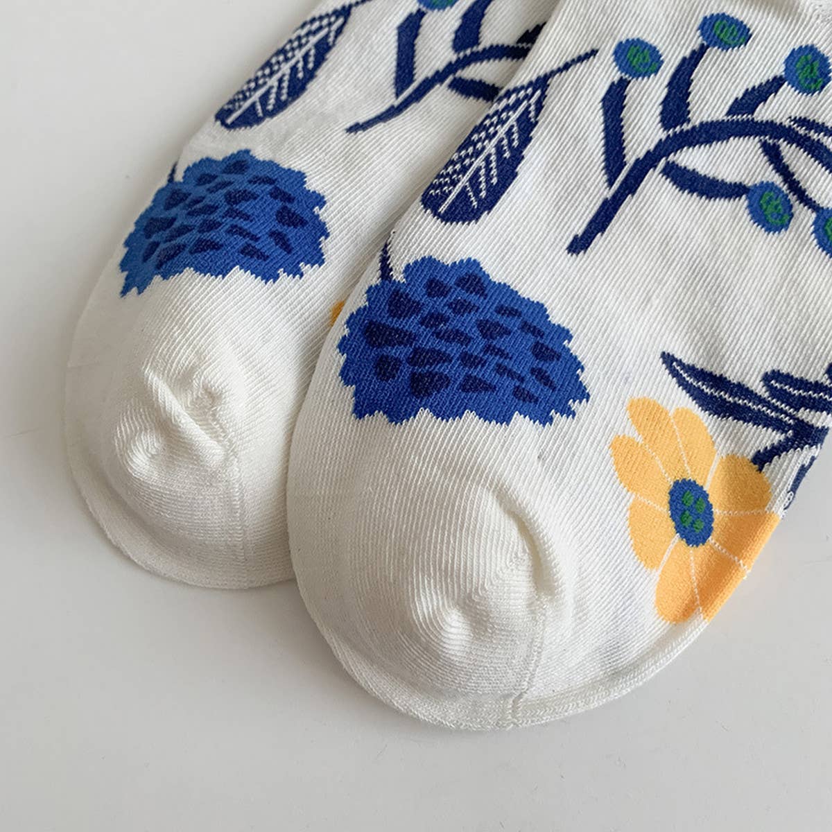 RETRO NICHE DESIGN PRINTED FLOWER SOCKS_CWMS0957