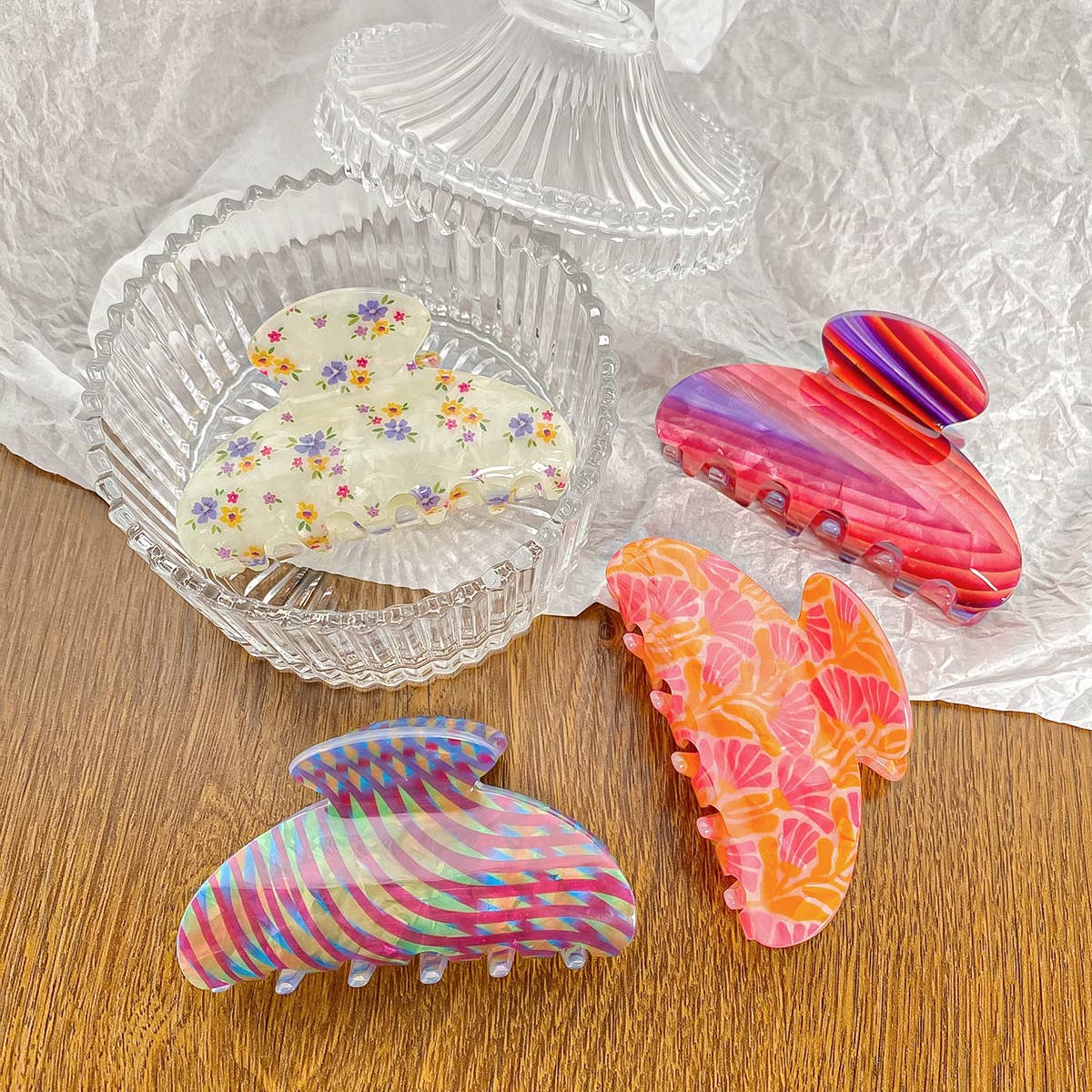 Retro and elegant floral print grab clip