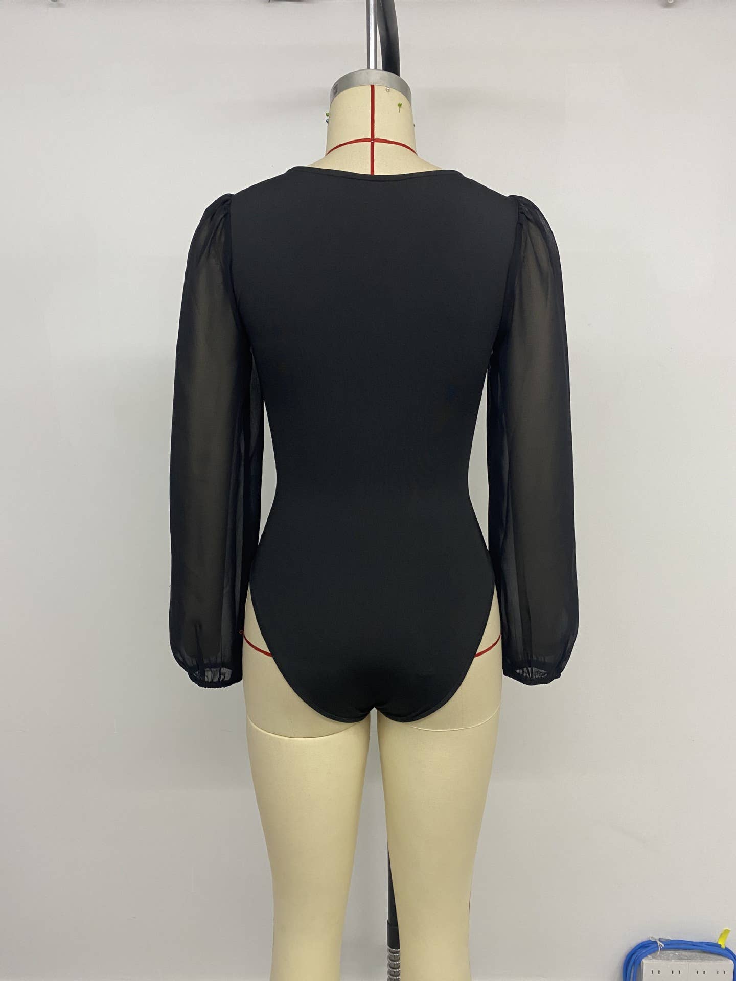 Solid-color mesh spliced V-neck jumpsuit