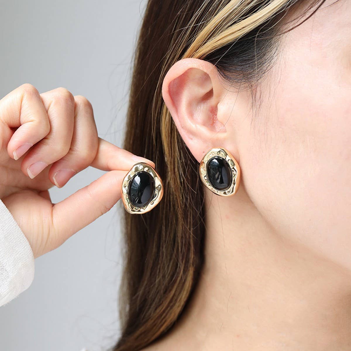 NEW FASHION TEMPERAMENT BLACK AND GOLD EARRINGS