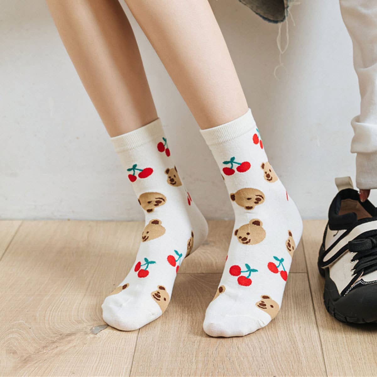 MILKY WHITE DOODLE SMILEY PATTERN CREW SOCKS