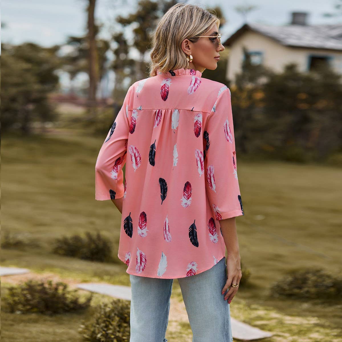 V-neck feather print seven-quarter sleeve shirt