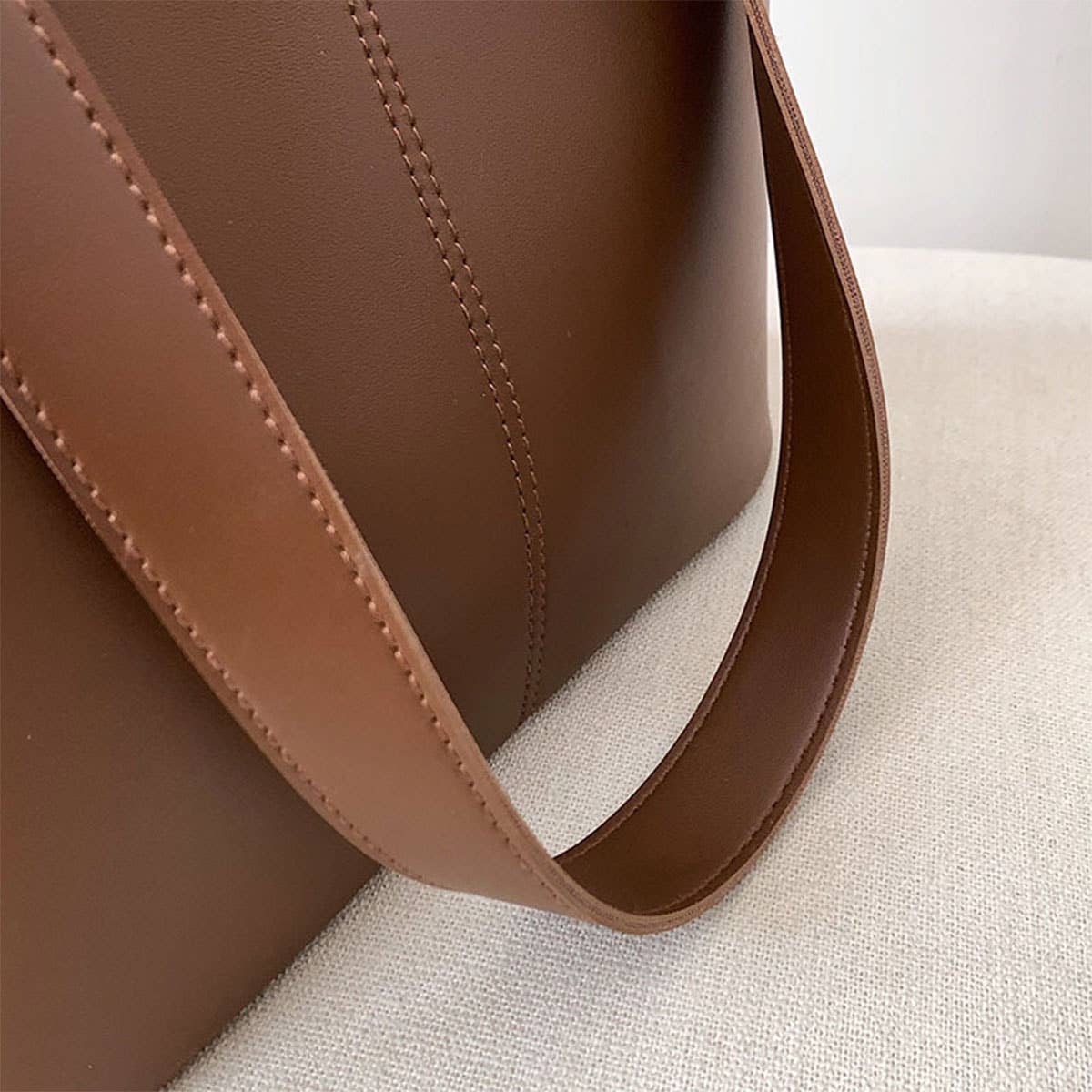 WOMEN LARGE-CAPACITY DESIGN SLUNG BUCKET BAG_CWAB0961