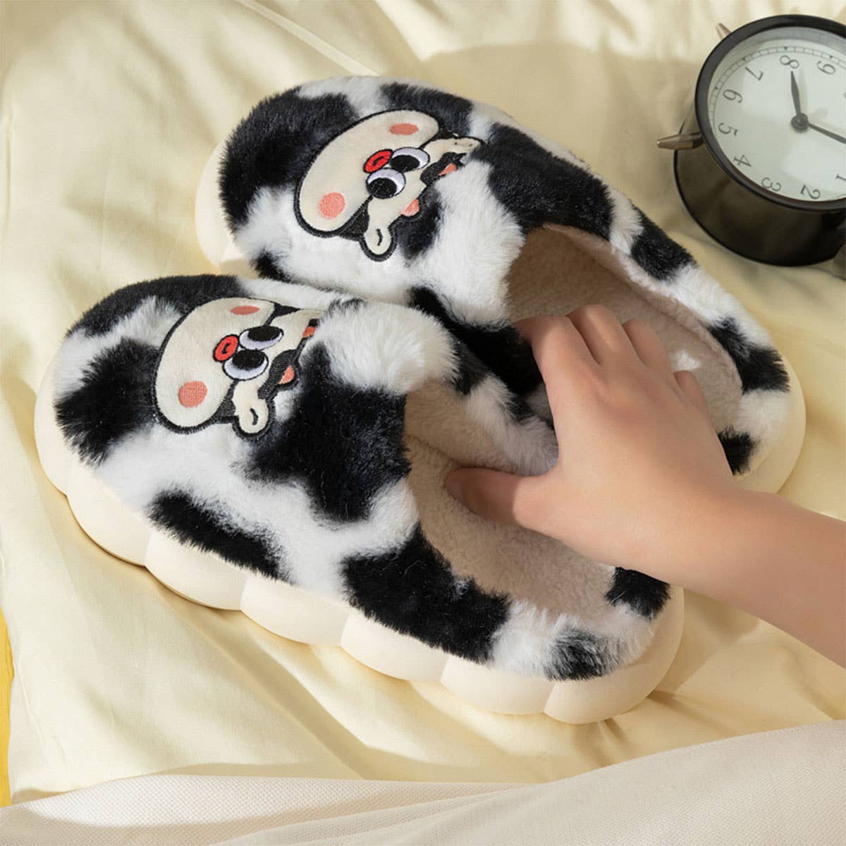 CARTOON COW EMBROIDERED FUZZY BEDROOM SLIPPERS_CWSHS0244