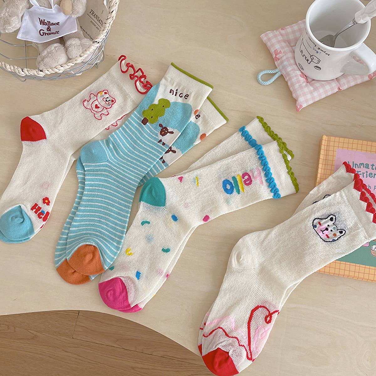 CARTOON BEAR GRAFFITI MESH SOCKS_CWMS0960