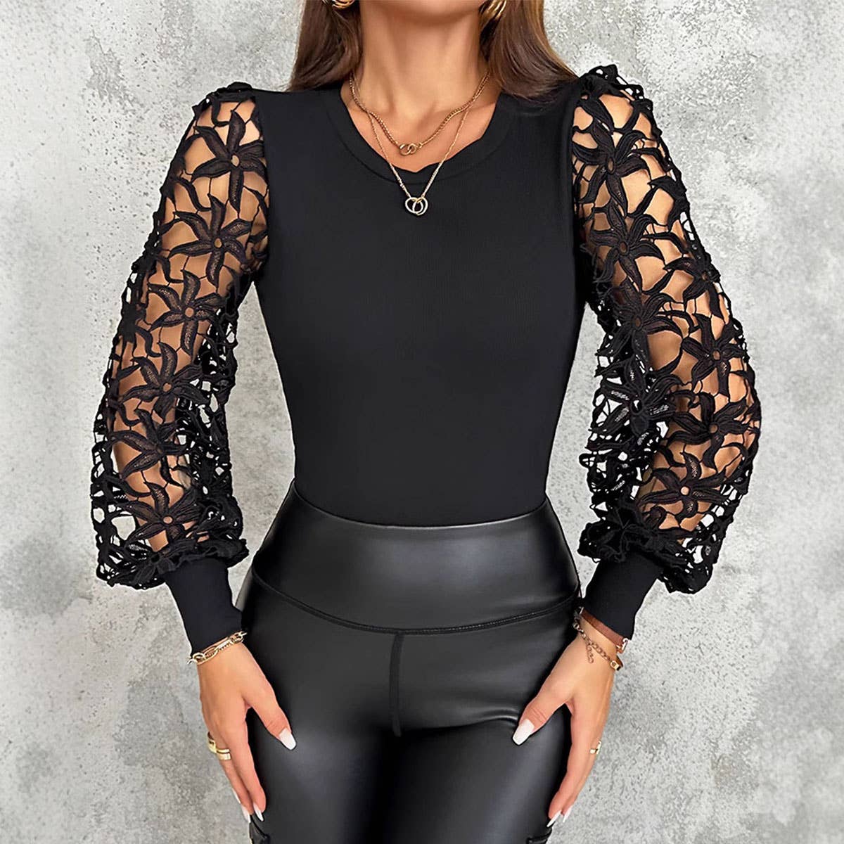 TIGHT TOP WITH PIT STRIP PATCHWORK LACE SLEEVES