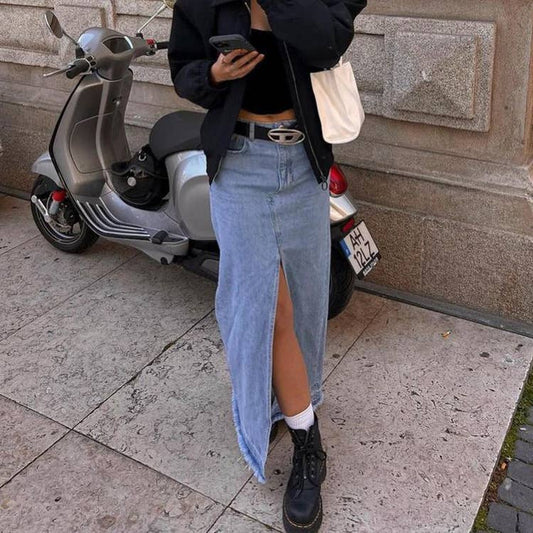 Loose slit denim skirt with brushed edges