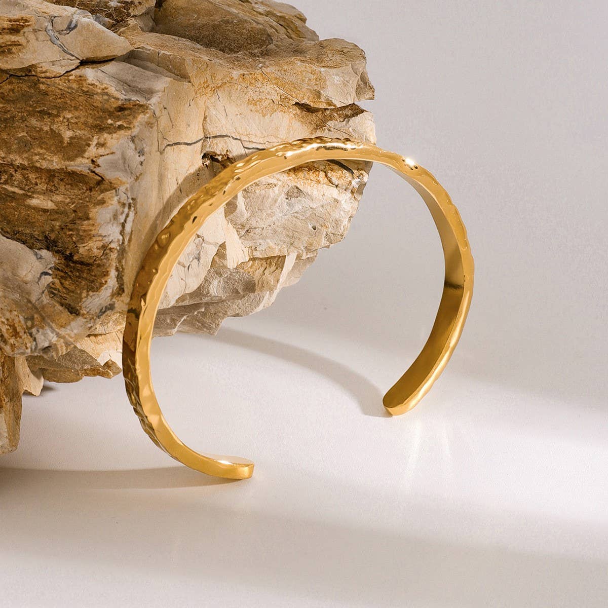 18K Gold Hammered Open Bangle, Versatile Style_CWAJE4682