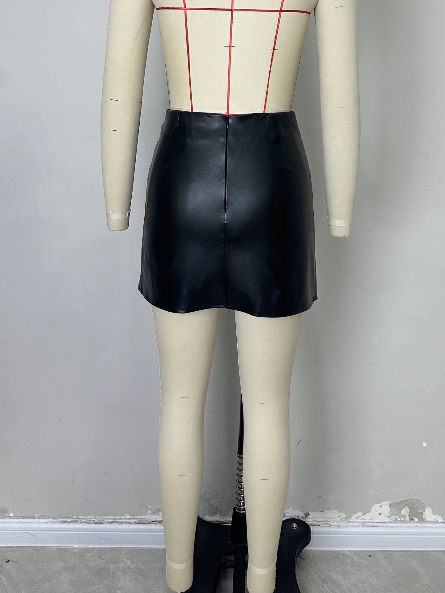 Fashionable pleated PU leather short skirt