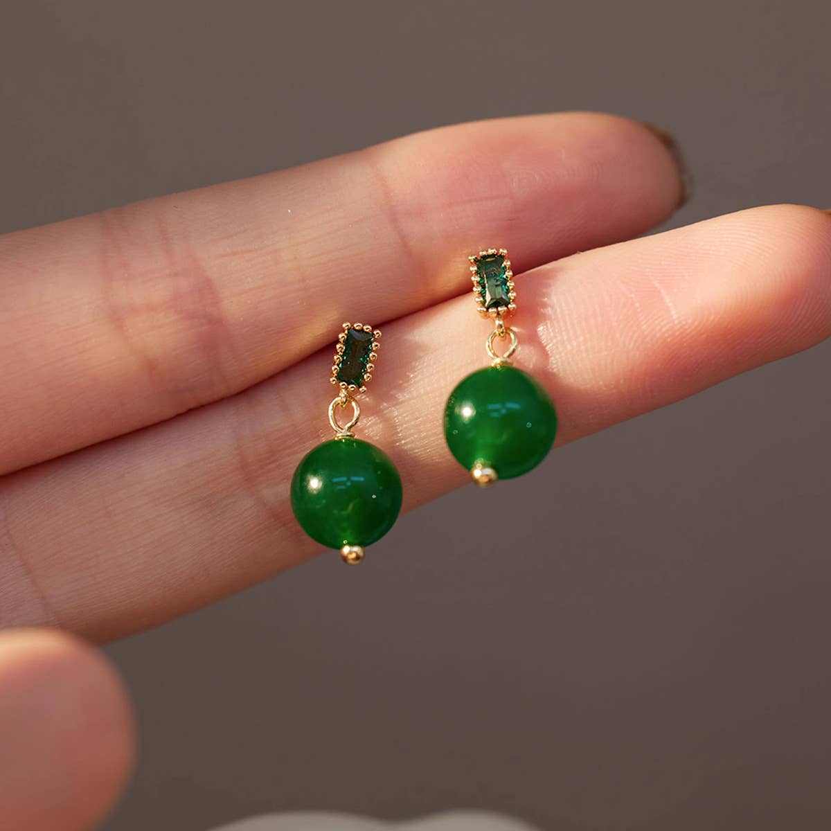 Simple elegant light luxury retro stud earrings