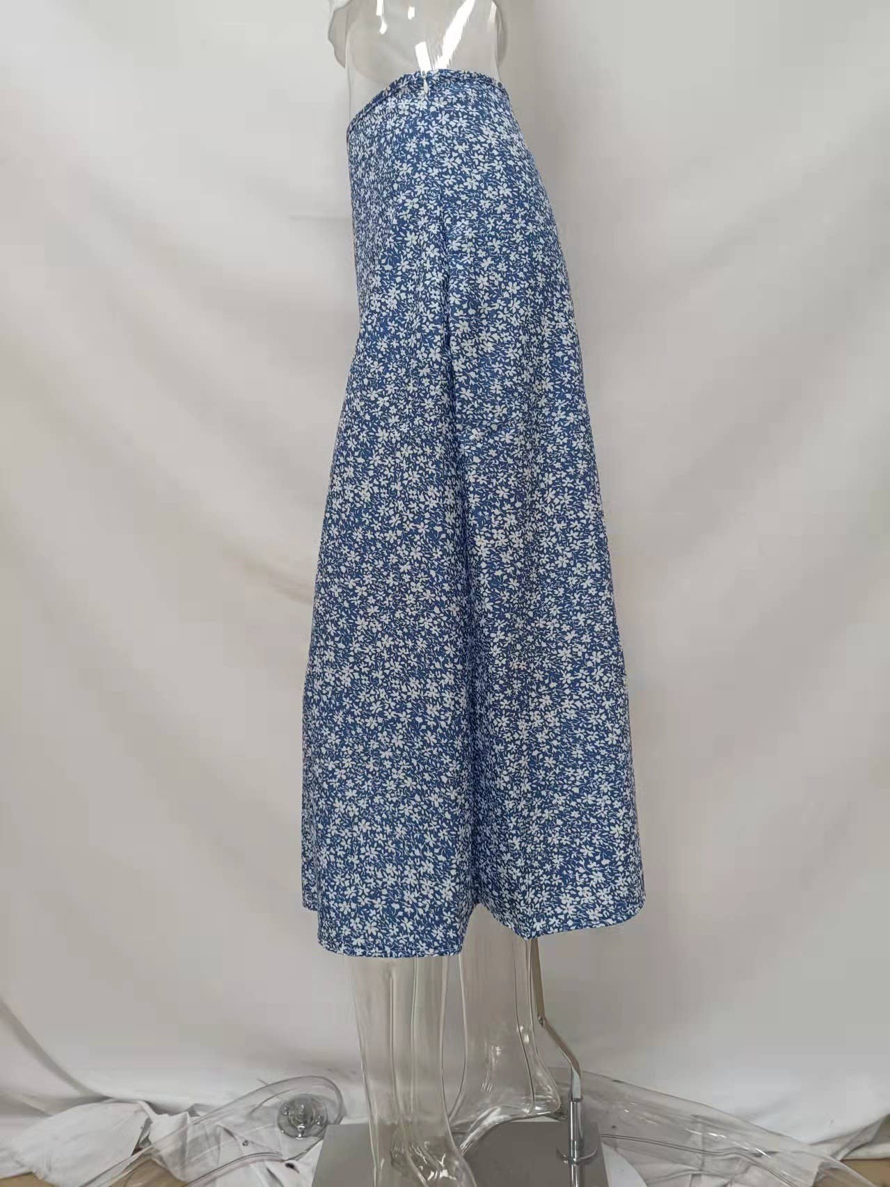 High-slit A-line body-hugging mid-waist skirt