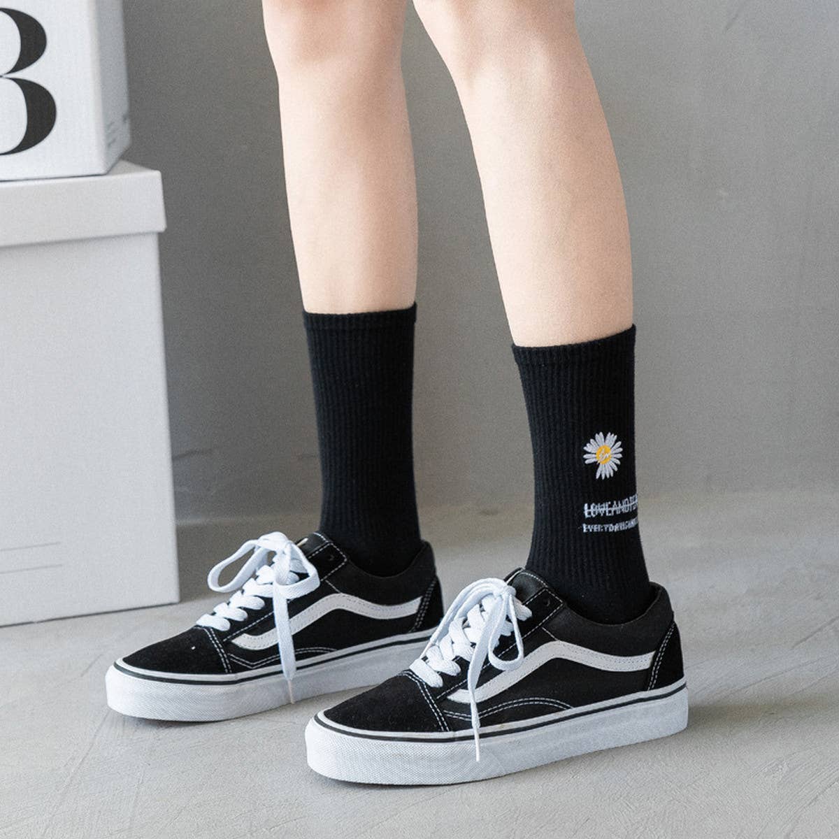 WOMEN BLACK DAISY SOCKS