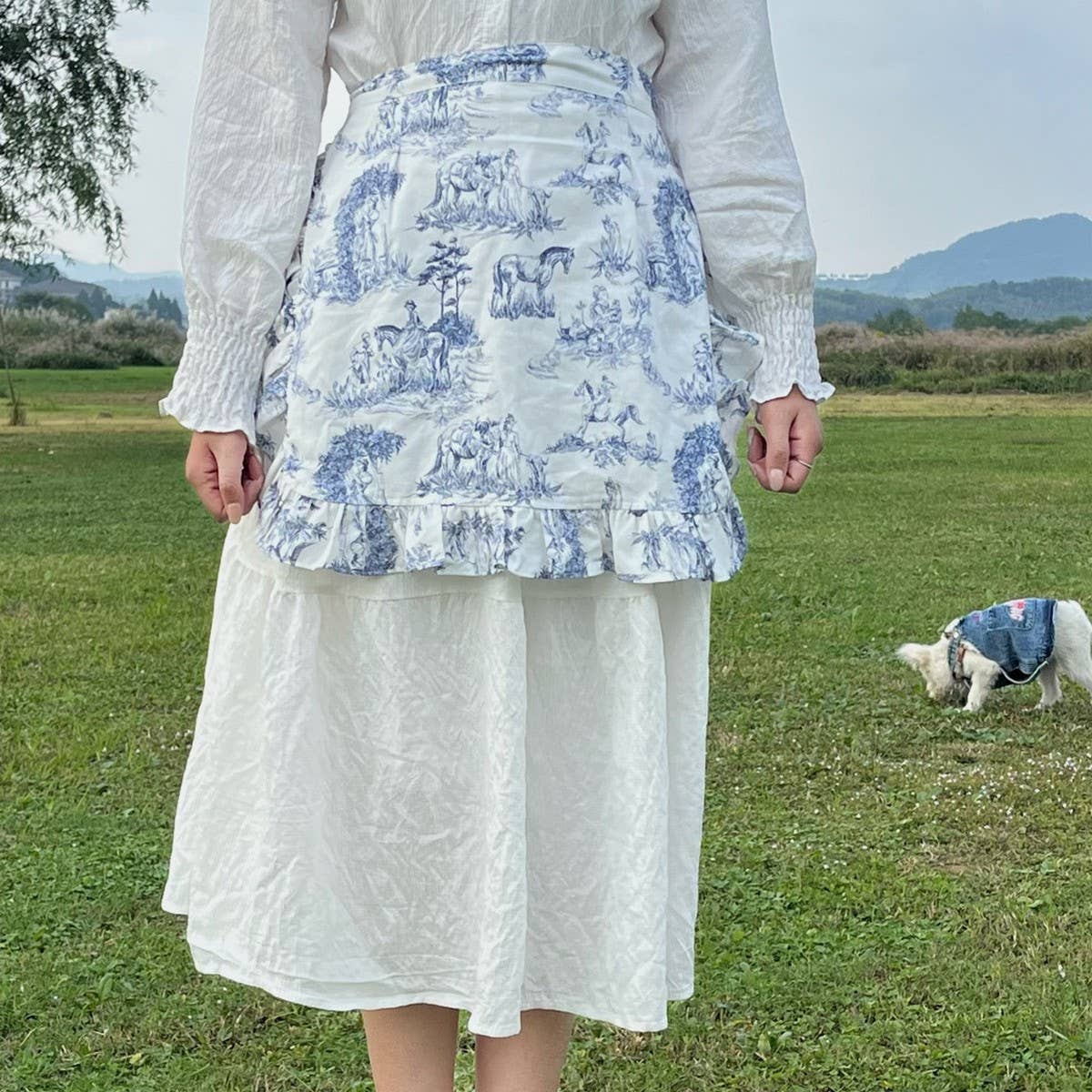 LANDSCAPE PAINTING HALF-LENGTH LOLITA APRON