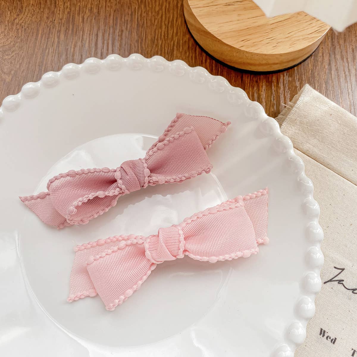 Fashionable and versatile bow tie clip