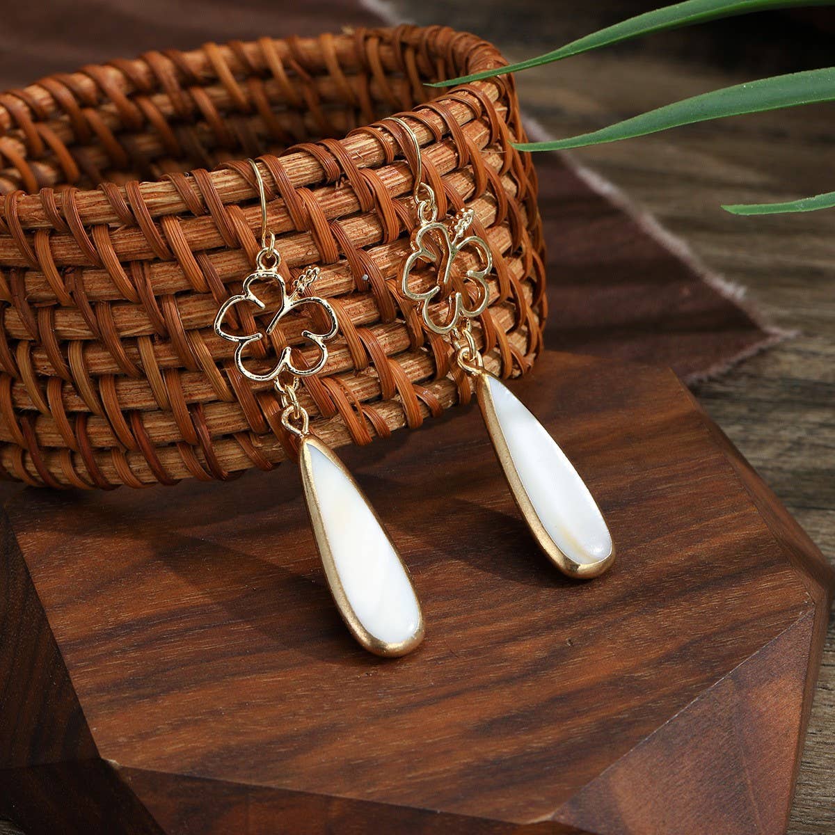 SIMPLE STYLE TEARDROP-SHAPED SHELL EARRINGS_CWMM4267