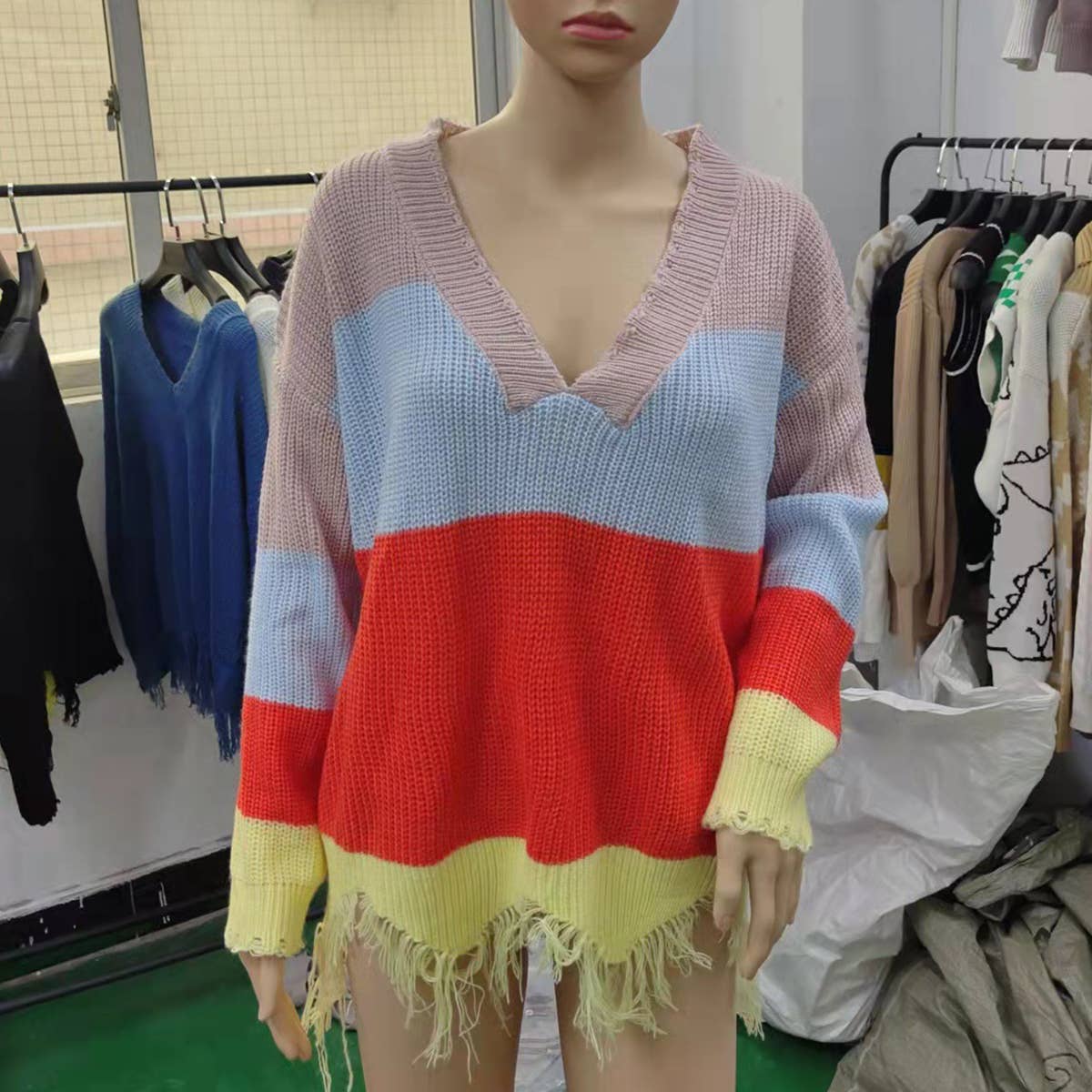 SLOUCHY V-NECK COLOR CONTRAST RAGGED FRINGE TOP