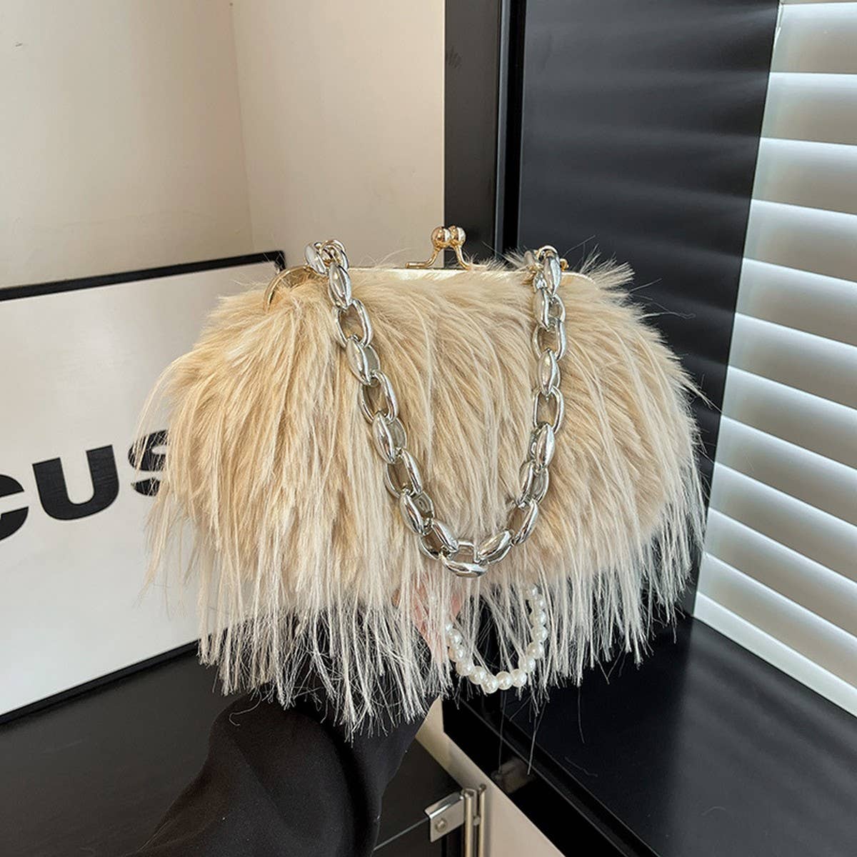 IMITATION TURKEY FEATHER PEARL CHAIN PLUSH BAG_CWAB4000