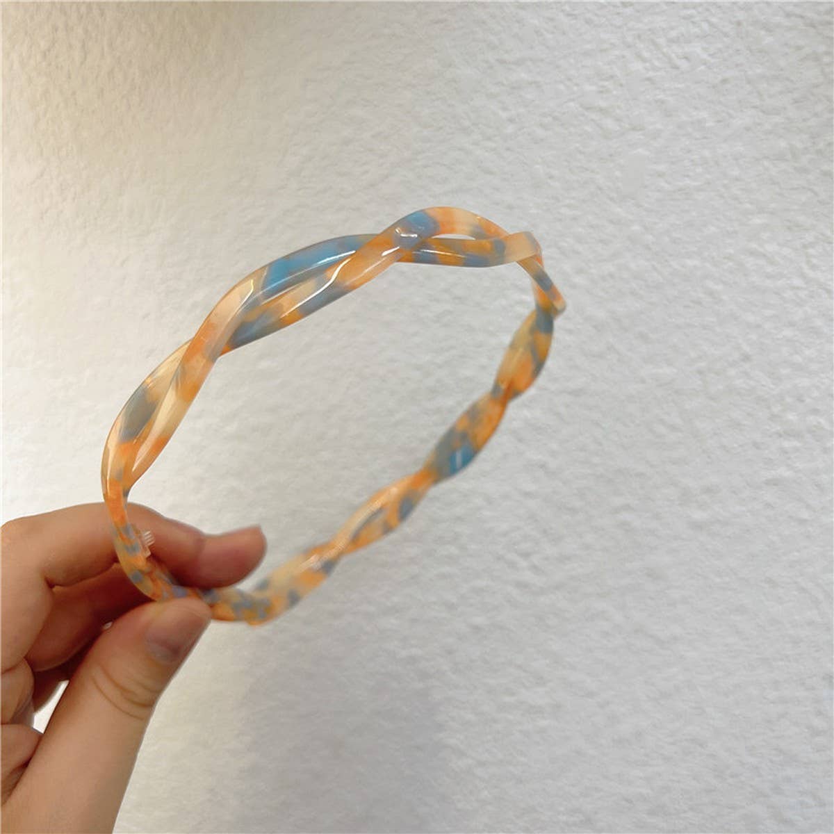 SMALL TWISTED HAIRBAND FOR EVERYDAY WEAR_CWAHA2686