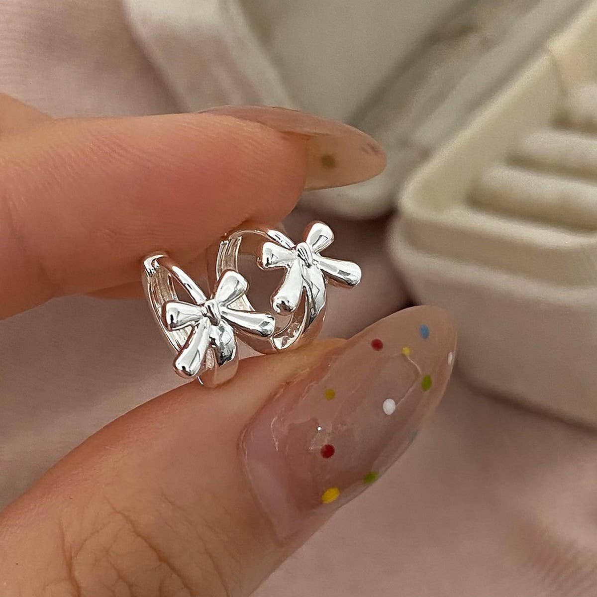 GENTLE AND VERSATILE HIGH-END SIMPLE BOW EARRINGS