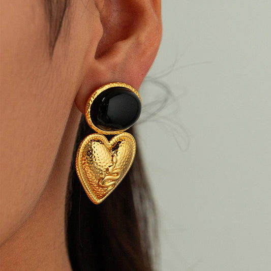 BLACK ONYX HAMMERED LOVE HEART SNAKE EARRINGS_CWAHA0914