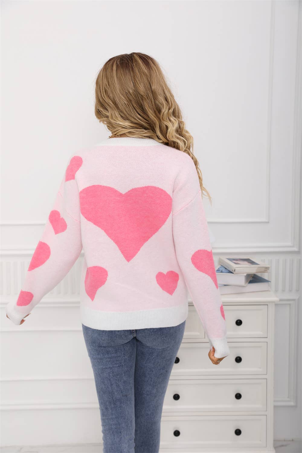 Fashionable heart-shaped color-blocking sweater