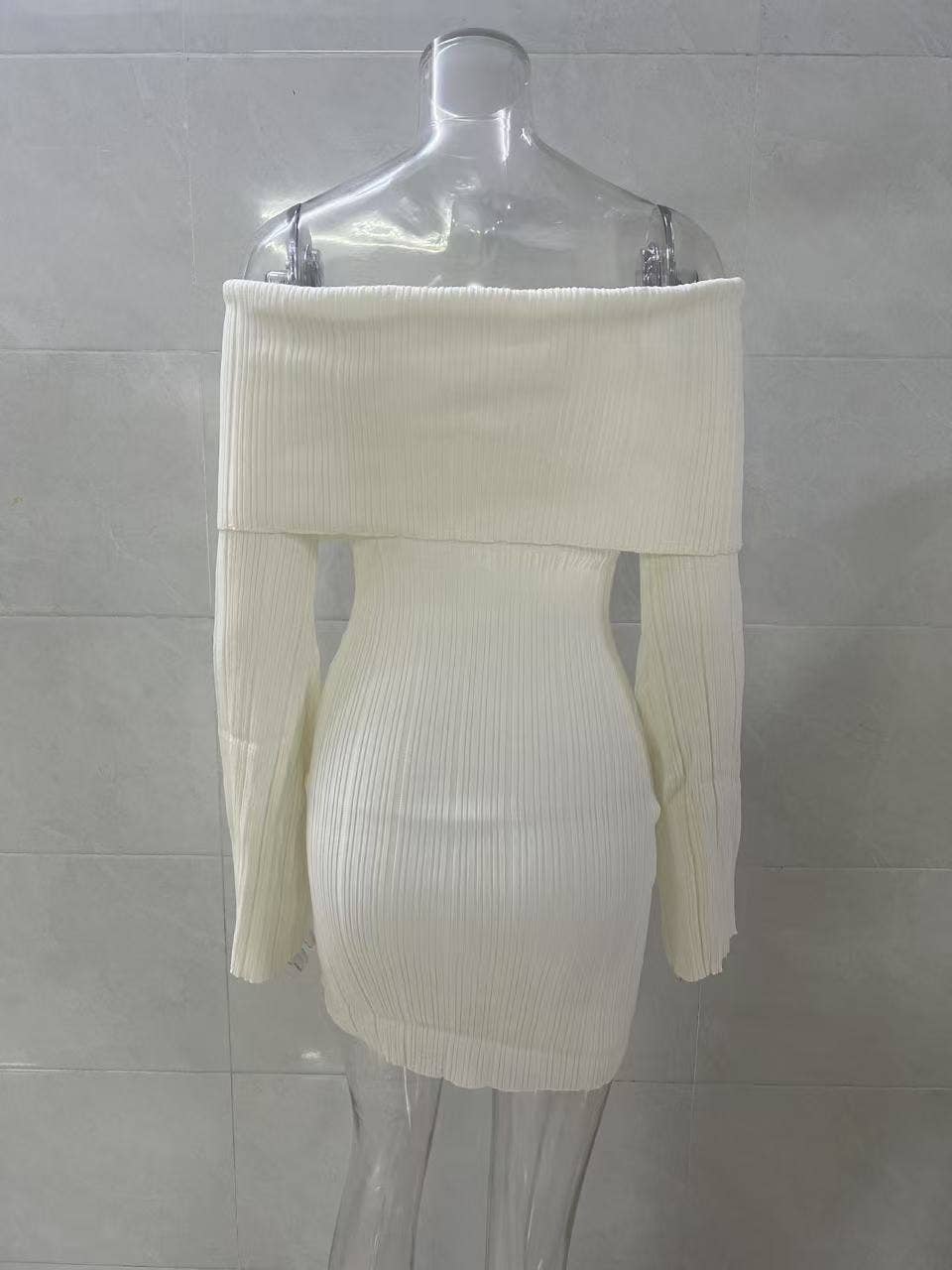 Sexy off-the-shoulder, body-hugging short skirt