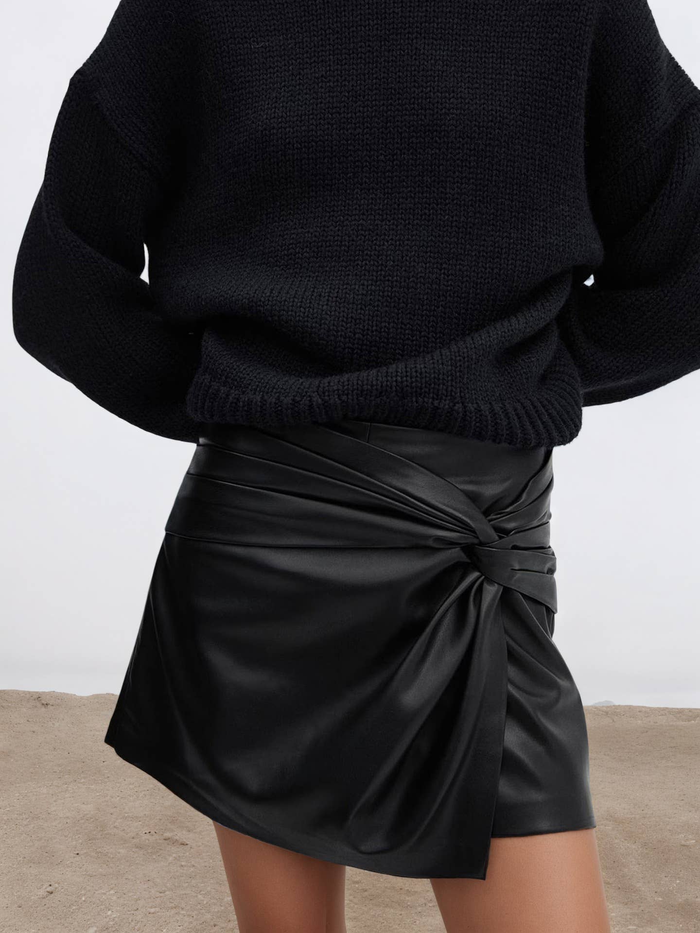 Fashionable pleated PU leather short skirt