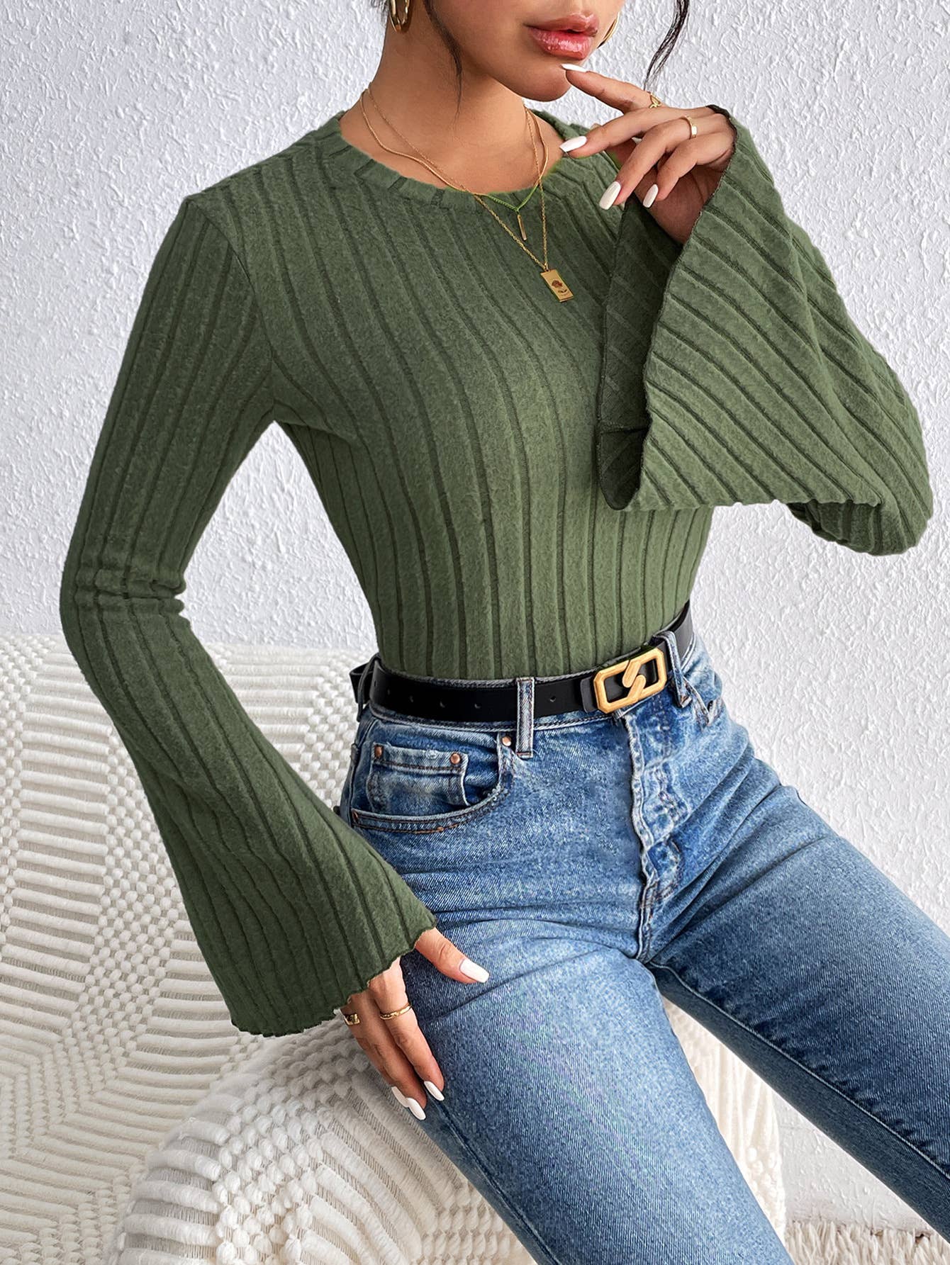 SOLID COLOR SLIM-FIT CREW NECK SWEATER
