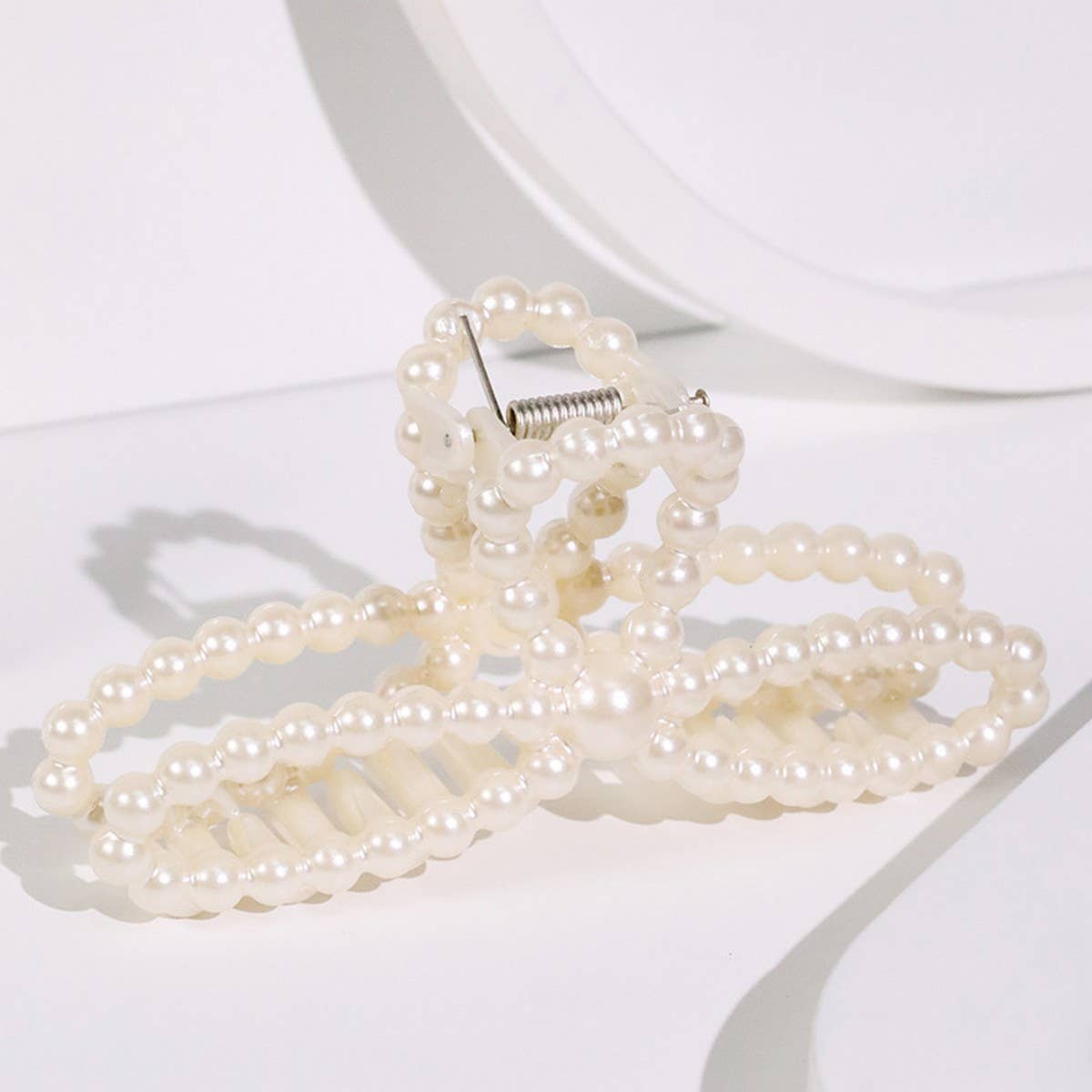 Chic Pearl Heart Claw Clip ? Minimalist Hair Grip
