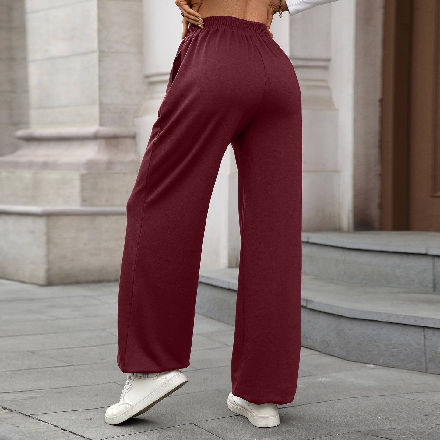 Tight waists curving legs Loose-fitting trousers