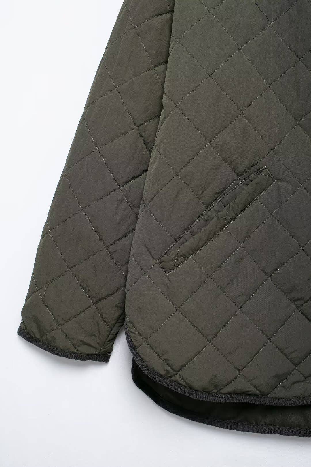 WEAR A SCARF AND COTTON SUIT IN A SOLID COLOR