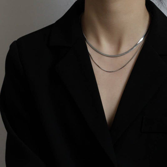 A versatile double-layer stacked chain necklace