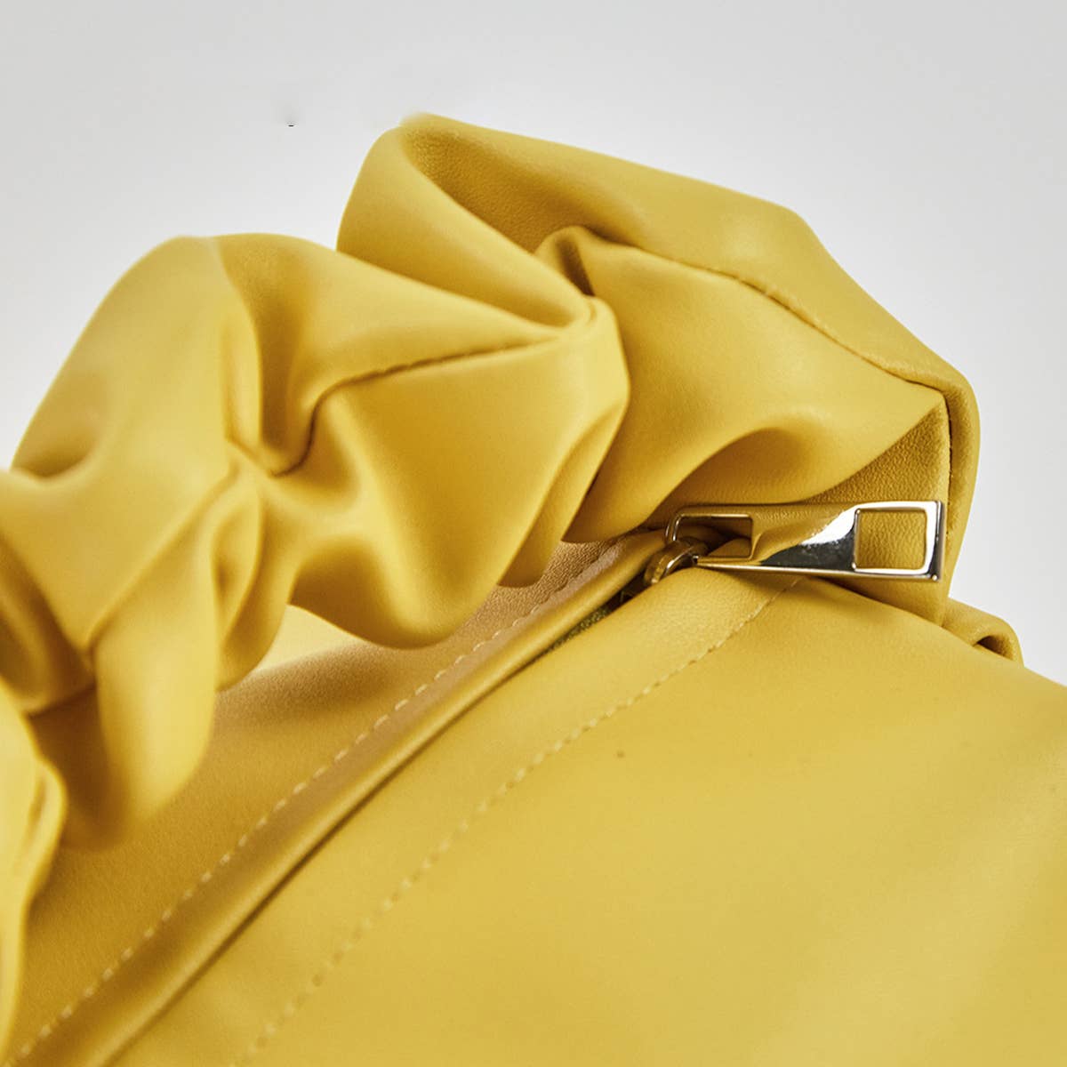 SIMPLE LEATHER PLEATED CLOUD MAKEUP BAG_CWAB1425