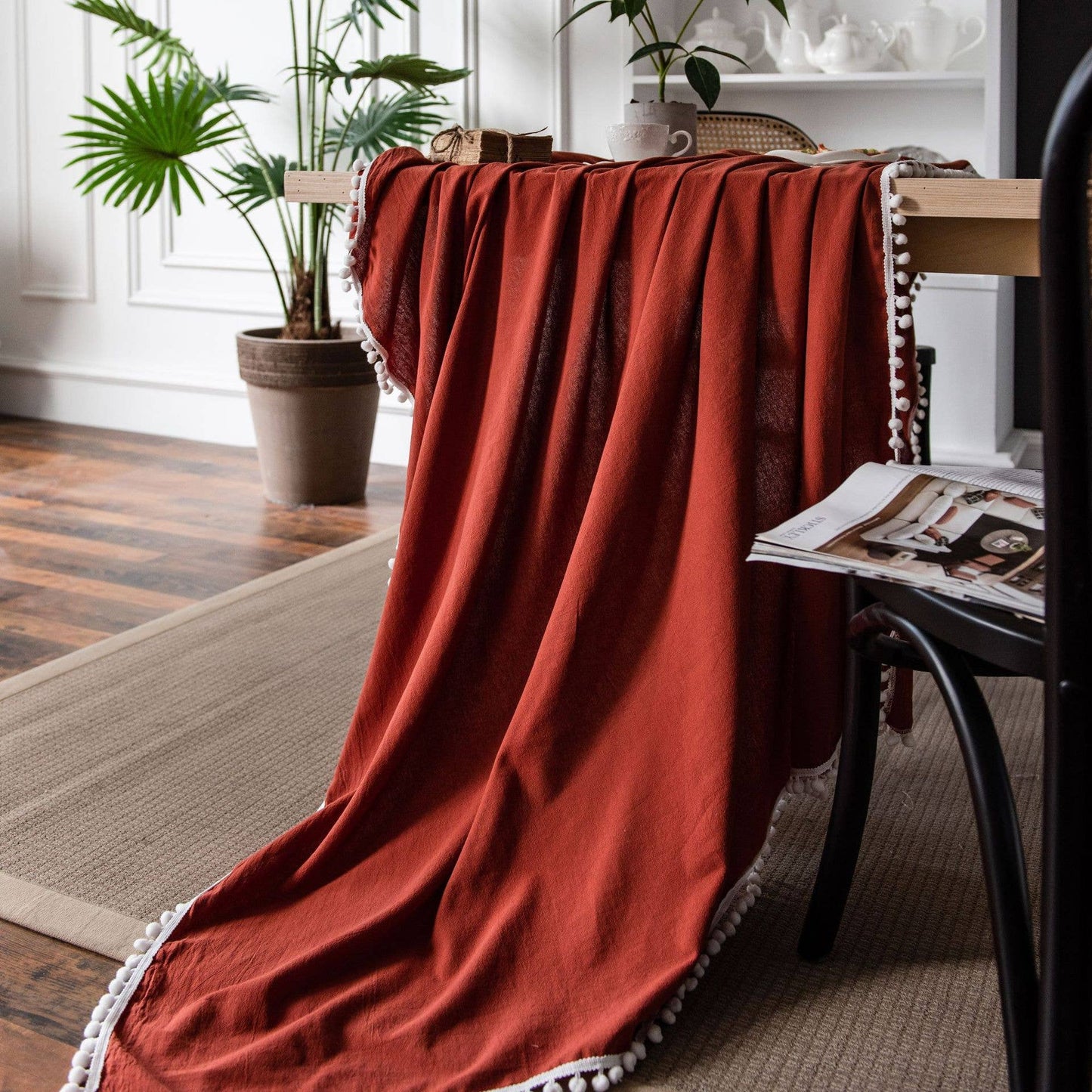 TASSEL DETAILED COZY TABLECLOTH