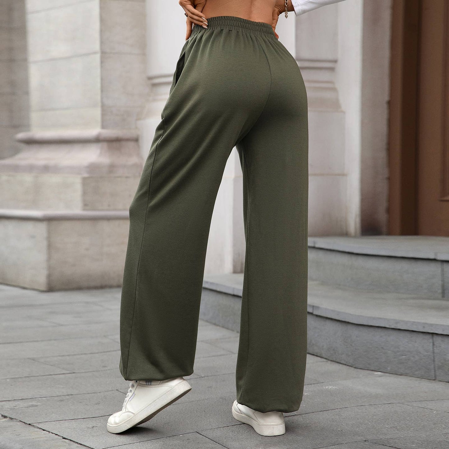 Tight waists curving legs Loose-fitting trousers