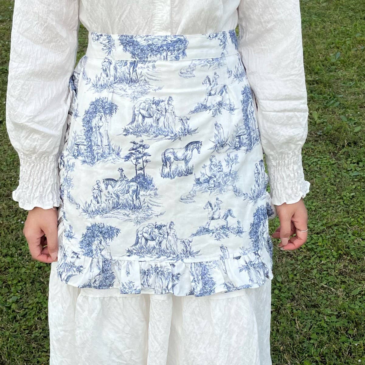 LANDSCAPE PAINTING HALF-LENGTH LOLITA APRON